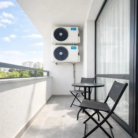 Daire Stylish 1br W/ Terrace | Work & Couples